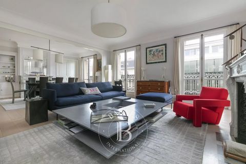Sole agent - Paris 17 - Prony / Parc Moncea - Dual-aspect apartment with balcony on upper floor - 4 bedrooms and an office Very attractive, recently renovated apartment offering a surface area of 223m² or 2,400 sq ft (Carrez Law) and an 11m² (118 sq ...