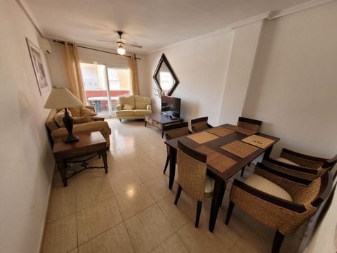 Ruim appartement op de tweede verdieping in Almoradi.Er is een woonoppervlakte van 100 m2 bestaande uit een grote woon / eetkamer met toegang naar het balkon, volledig ingerichte keuken heeft ook toegang tot het balkon, drie tweepersoonsslaapkamers w...