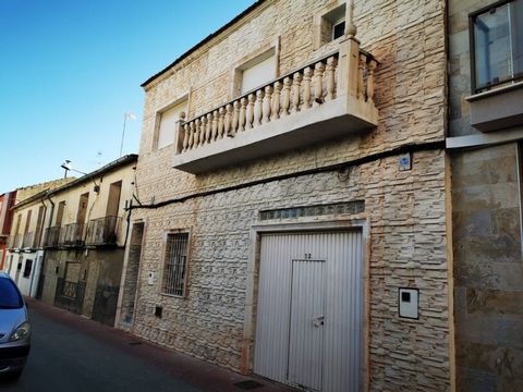 - Casa de pueblo - Alicante, Dolores - Superficie 320 m² Features: - Balcony - Terrace - Parking