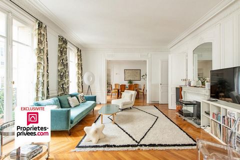 Located in the heart of Saint-Germain des Prés, Propriétés-privées.com exclusively offers this stunning luxury Haussmannian apartment, which benefits from an exceptional location in a quiet street near the tube station Rue du Bac . A rare opportunity...