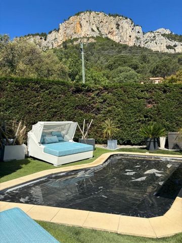 Le Revest des Eaux, Enchanting Setting, this modern villa located in a very sought-after environment, quiet, with a beautiful view of the hill, close to the village, will seduce you with the quality of its materials, its functionality and the serenit...