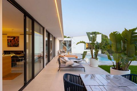 This fantastic Mediterranean-style villa was built in 2001 and completely renovated in a modern and contemporary style this year 2022 by the prestigious Danish architects Norm Architects, with very high quality finishes. The house has a built surface...