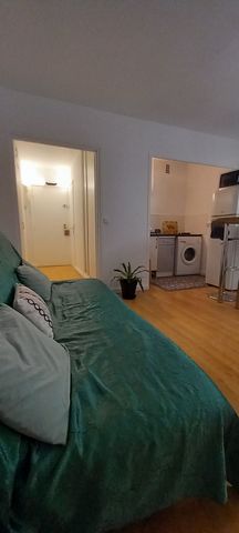 Located in the heart of Arcueil, this 26 m2 studio apartment for 2 people, on the 3rd floor of a small secure residence, comprises a large living room with double sofa bed, fully-equipped small kitchen and separate shower room. Bed linen, towels, cof...