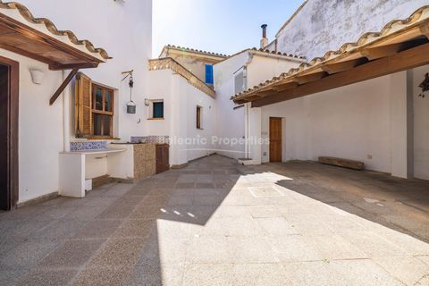 House with lovely patio to refurbish in the centre of S´Arracó, Andratx This village house is offered for sale in S´Arracó, Andratx, with lots of potential , mountain views and a central location close to amenities. Although in need of reform, this c...