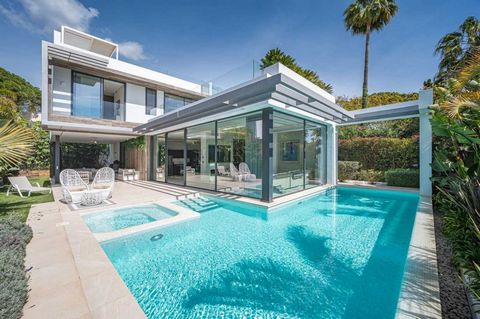 A luxury contemporary masterpiece set in Casablanca, one of the most sought-after urbanisations of the Marbella Golden Mile. This unique home features 5 bedrooms, 5+1 bathrooms, ample natural light, 2 swimming pools, one of which is heated and a sola...