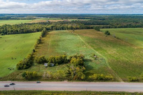 **Discover the Potential of a Lifetime at 2371 Route 148, Litchfield, QC -- A Sprawling 109.5-Acre Farm for Sale**/n/rNestled in the heart of the Pontiac region, this expansive property offers a unique blend of agricultural promise and recreational d...