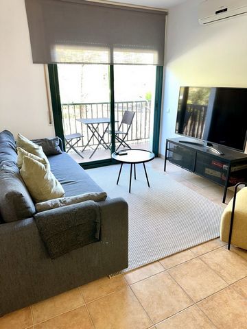 IN THE BEACH AREA (BAIX MAR) very close to the beach and all services, shops, restaurants and train station, which allows you very good communication with Barcelona and TarragonaApartment with two bedrooms, one double, exteriors with lots of lightBat...