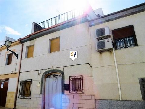 Dieses Stadthaus mit 4 Schlafzimmern und 3 Bädern befindet sich in erhöhter Lage in einer ruhigen Straße in der Stadt Alcaudete in der Provinz Jaen in Andalusien, Spanien. Wenn Sie dieses Anwesen betreten, werden Sie von einem großen, offenen Wohnzim...