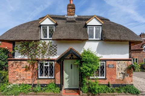 An immaculate and thoroughly charming three bedroom thatched character cottage situated on the edge of the popular and picturesque hamlet location of Trowley Bottom within the Hertfordshire village of Flamstead. This enchanting chocolate box cottage ...