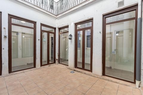 ATTENTION INVESTORS!! We put up for sale this eight-bedroom house in the heart of Granada, just a stone's throw from Puerta Real, Gran Vía or Plaza Bib-Rambla. It is ideal to exploit it as a tourist home or for short/long stay room rentals. Demonstra...