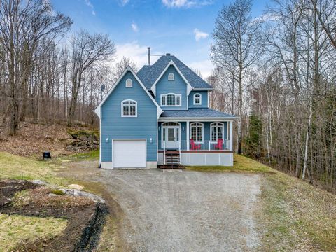 Nature calling? Come rejuvenate among the trees and trails in this charming house. The abundance of windows will not only brighten your living space but also offer you a peaceful outdoor view. Beautiful large kitchen overlooking the backyard, ample s...