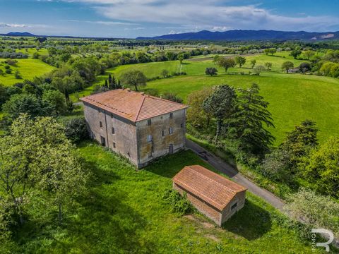 Nestled in a breathtaking, secluded location, you have the opportunity to acquire a rustico that will fascinate you with its unique perspective and remarkable characteristics. In need of renovation, this house offers a wealth of possibilities to real...