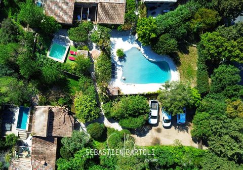In a charming natural environment, located in Porto-Vecchio, this exceptional property offers a privileged living environment, between mountains and countryside, less than 5 minutes from the heart of the city and 10 minutes from Santa Giulia beach, i...