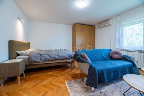 Maksimir, JordanianA beautiful one-room apartment with an area of ​​42.54 m2 on the ground floor (height of the 1st floor) of a building built in 1970.The building does not have an elevator.The apartment consists of an entrance hall, a large room wit...
