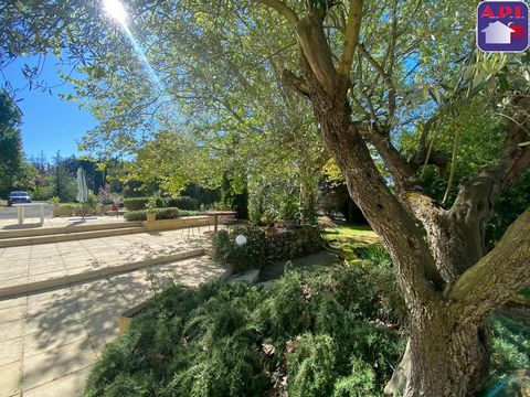 PROPIEDAD CON VISTAS A LOS PIRINEOS Construida en un hermoso parque de más de 1 hectárea, tengo el placer de presentarles esta magnífica propiedad que ofrece una vista excepcional de los Pirineos. Situada a las puertas de Aude y a pocos minutos de la...