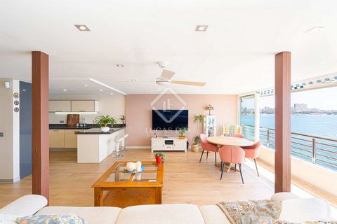 Pursue a dream of coastal living with this unique opportunity to acquire a spacious 167 m² apartment, offering breathtaking views of the Mediterranean Sea. Situated on the seafront in the iconic 'El Barco' building, this apartment combines two units ...