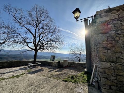 LABIN, PIĆAN - STONE HOUSES IN A ROW FOR ADAPTATION WITH AN OPEN VIEW OF NATURE In the center of the old town of Pićno, we are selling three stone houses in a row for adaptation. Floor plan area is: 81 m2, 25 m2, 77 m2. Conceptual design for two hous...