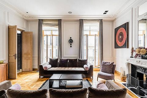 Paris 8: e, spektakulär privat bostad med inomhuspool. Nära Champs-Elysées, mellan rue du Faubourg Saint Honore och avenyn Gabriel, på baksidan av gården till en Haussmann-byggnad, en privat herrgård på 460m2. Välutrustat privat hem, utrustat med en ...