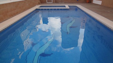 Spacious and bright one bedroom apartment in Torrevieja. It consists of a living room, terrace, kitchen, double bedroom with wardrobe and bathroom. The house is furnished and equipped and has an underground garage. This first floor apartment is in a ...