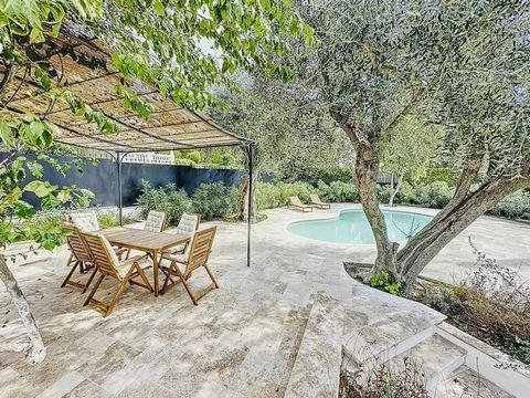 Located within walking distance of the shops, this delightful 1930's villa has been completely renovated. Its commanding position offers stunning views over the bay of Cannes, the Suquet and the Esterel mountains, as well as permanent sunshine. Set i...