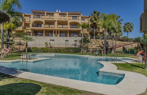 LUXURY PROPERTY WITH SEA VIEWS Fantastic property located in the Golden Triangle of the Costa del Sol, specifically in the area of La Alquería (Benahavis), next to several of the best golf courses in the area, just a few minutes from San Pedro, Estep...