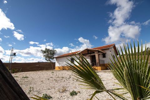 This unique rustic finca offers panoramic views of the countryside and mountains. Situated on a vast 17-hectare plot, this property boasts a high-quality house in excellent condition. With 2 spacious bedrooms, a large living room with a fireplace, a ...