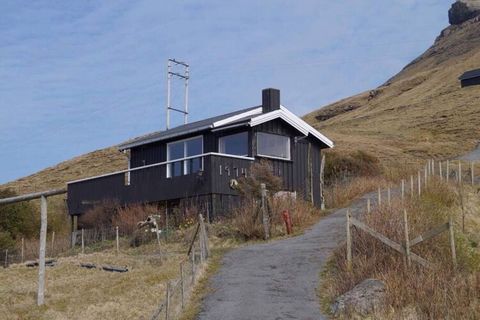 Dieses Haus liegt etwa 20 Minuten Anfahrt von der Hauptstadt Torshavn entfernt, in einem ruhigen Ferienhausgebiet und schön abseits der öffentlichen Straße. Perfekte Lage um zu entspannen und im Gebirge zu wandern. Das Haus verfügt über einen schönen...