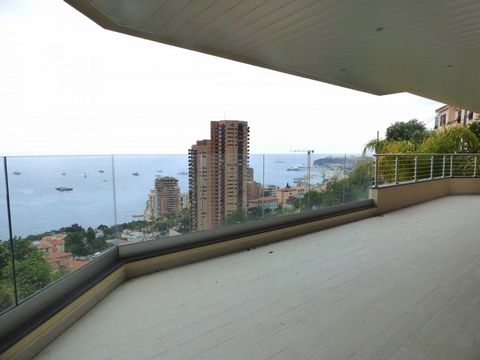 Situé à Roquebrune-Cap-Martin, à deux pas de Monaco, cet appartement en dernier étage d’un immeuble neuf dispose d’une belle terrasse avec vue imprenable sur la mer et Monaco.It dispose d’un spacieux séjour, d’une cuisine équipée, de 3 chambres avec ...