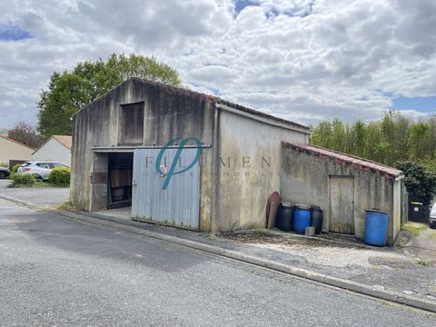 En exclusivité sur la commune de Gesté, FILUMENA vous propose cette dépendance à réhabiliter (certificat d'urbanisme en cours) avec sa parcelle de terrain constructible. Venez projeter votre future maison en ayant le choix de garder une partie en pie...