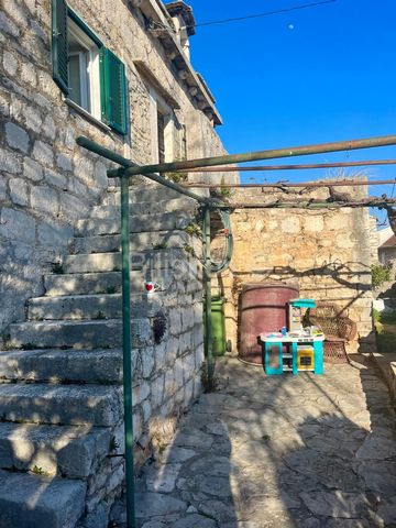 Šolta, Donje Selo, stone house in a row with a total living area of 95m2 on a plot of 158m2. The house consists of two parts that are connected to each other. In the smaller house there is a living room, under which there is a storage room and a stor...