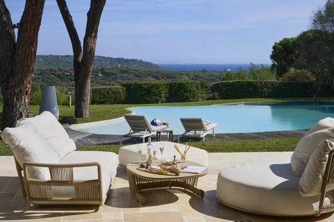 Magnificent property of traditional Provencal architecture, located in the Marres area of Ramatuelle, halfway between the centre of St Tropez and the beaches of Pampelonne. This elegant villa offers a beautiful view of the vineyards and the sea in th...