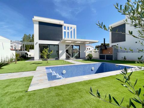Lucas Fox presents you this impressive modern style villa with 268 built sqm, three bedrooms + 1 more in the semi-basement and four bathrooms, located on a generous plot of 470 m2 just 10 minutes walk from Muchavista Beach. On the main floor, you wil...