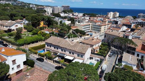 Lucas Fox presents this beautiful house in perfect condition, partially renovated and excellently decorated, for sale in a quiet area in the centre of Platja d'Aro, 200 meters from the beach. The property has an area of 150 m² and has a practical and...