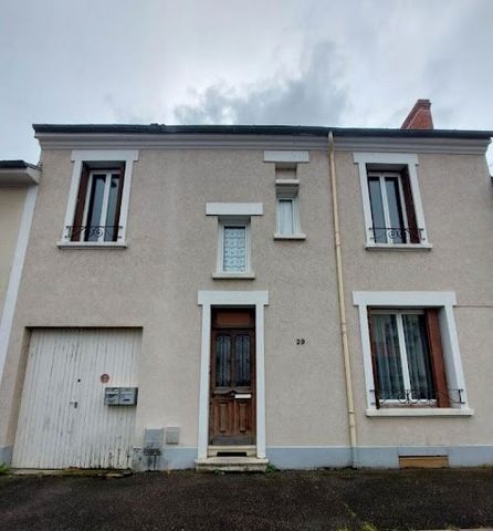 Ideal investor - In the heart of Vichy - Near covered market - Building of 2 unfurnished lots spread over 2 floors with courtyard, cellars, garage and workshop. You will find an F2 of 45m2 on the ground floor, an F3 of 66m2 on the 1st, a courtyard of...