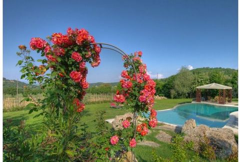 Prachtige villa met bijgebouw, tuin en zwembad, gelegen op een panoramische locatie op het platteland van Montepulciano (Val d'Orcia).