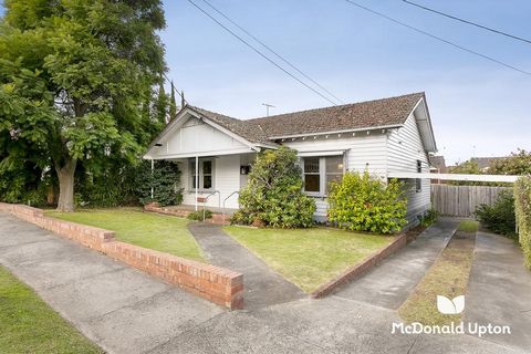 This centrally located Californian Bungalow is situated along a quiet, leafy streetscape in one of the area's most exclusive pockets. The charming original façade prefaces a comfortable home on an approx. 669m2 lot, with an 18m approx. frontage, ampl...