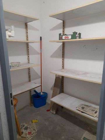 Storage room of 5m2 in the Fenals area of Lloret de Mar. Ideal for families with bicycles and personal belongings, access by the parking ramp to facilitate loading and unloading, also stairs and elevator. Good Finca, close to all necessary services: ...