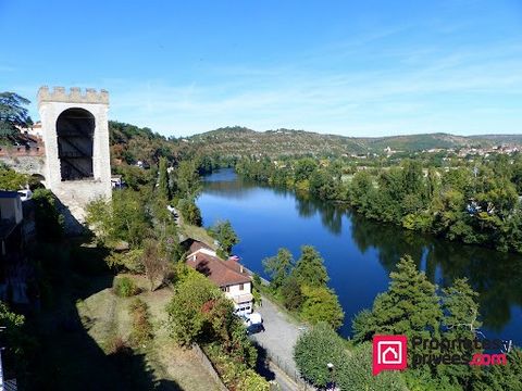 46000 Cahors, building of nearly 420m² of living space, 12 rooms, 5 bedrooms, 1 professional premises on the ground floor and 3 apartments, 2 of which were refurbished in 2015 and rented (studio and T2) on the first floor. Rental income 930 euros HC....