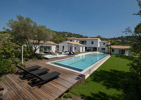 In the heart of the secure domain of Beauvallon Bartole, in a preserved environment in absolute calm and out of sight, elegant modern property completely renovated with quality materials With a large living area of about 380 m2, the property offers 5...