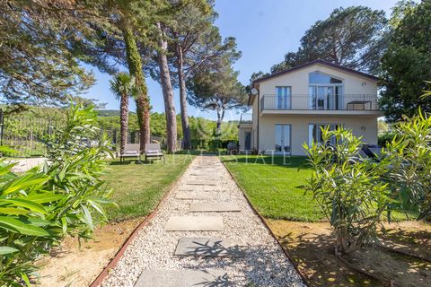 On the shores of Lake Trasimeno, Lake Dream shines like a real gem, surrounded by Umbrian nature and so magically overlooking the lake, with the added value of a pier for private use. Inside it consists of a modern kitchen, communicating with the liv...