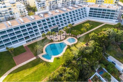 1 bedroom apartment located in the Vista Marina tourist development in Portimão. This apartment benefits from a magnificent view over the Arade River, Ferragudo and Portimão Marina. It is on the 3rd floor of the building with several elevators and co...