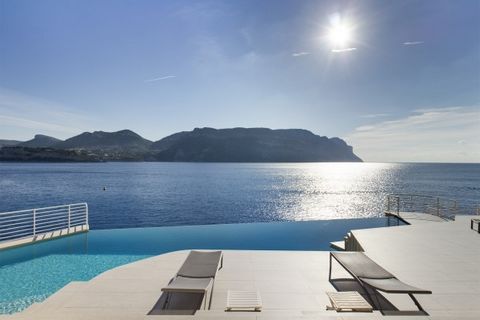Sole agent : iconic waterfront property for sale in Cassis, with private access to the sea and an infinity pool built into the rock. Prime location, a few steps from the famous 5-star hotel 'Les Roches Blanches'. The house can be extended. Nicolson R...