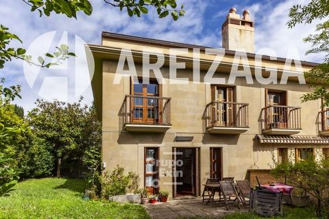 Areizaga Real Estate exclusive property. Semi-detached chalet of 170m2 located just a 15-minute walk from the center of San Sebastián. Inside, you'll find spacious areas, a fully equipped kitchen, garage, and an attic. There are 4 cozy bedrooms ...
