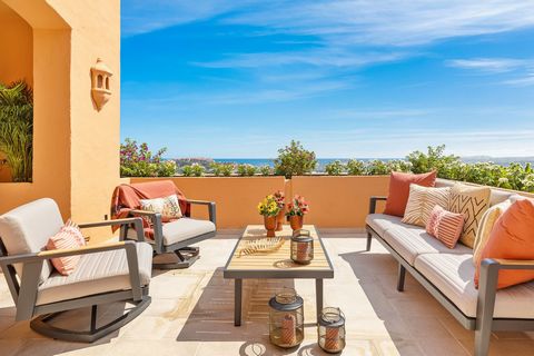 Fully renovated duplex penthouse in Los Belvederes. Top quality, done to the highest standards. South to west facing with panoramic views to the Mediterranean, the coast and the mountains. Fully private and quiet. Main floor: Entrance hallway, living...