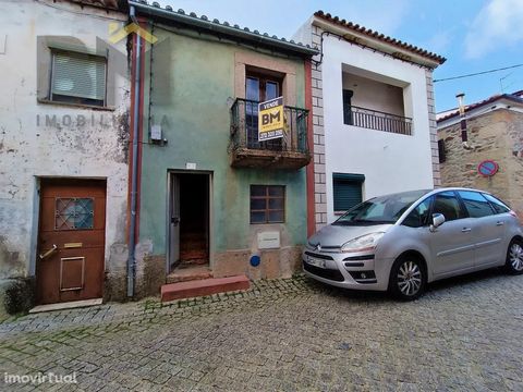 Townhouse located in the Village of Ninho do Açor. Consisting of ground floor and first floor and in need of works. Located in the central area of the village and faces two streets. Good investment opportunity to live or as local accommodation, etc. ...