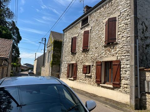 Dans charmant village, au calme, avec accès rapide RN13,gare et commerces a 10 minutes. Ecole primaire a pied, arrêt de bus pour collège et lycée a 500m.Maison en pierre ancienne, sur trois niveaux, bâtie sur un magnifique jardin sans vis-à-vis de 18...