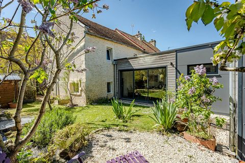 Located a few minutes from Sword Beach, in Colleville-Montgomery, this charming stone house of 107 m2, and its garden of about 100 m2 is to be discovered. The entrance opens onto an intimate living room, conducive to relaxing moments by the fireplace...