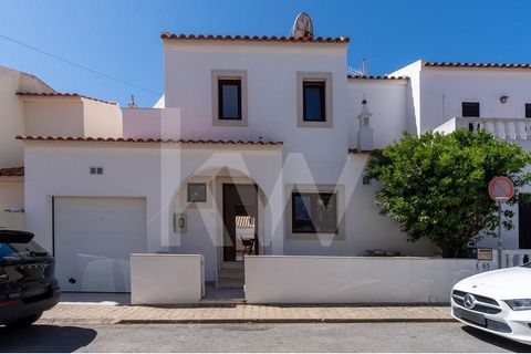 Discover Your Ideal Retreat in Tavira, Less Than 10 Minutes' Walk from the City Center. This charming 3-bedroom home  is a true gem, offering the perfect balance of comfort and convenience. Upon entering, you'll be greeted by a spacious foyer leading...