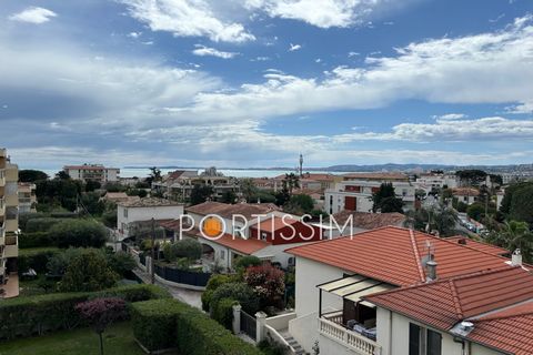 MAGNIFICENT TOP FLOOR/2 ROOMS/TZANK/SAINT LAURENT DU VAR 2 rooms on the top floor, crossing, East/South/West, close to beaches and amenities, garage, cellar. We offer you this magnificent 2-room apartment, top floor, sea and mountain views. It has: a...