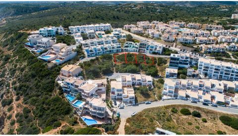 These magnificent four building plots situated in a highly sought-after location, with stunning sea views and within walking distance of the fabulous Salema beach and a 5-minute drive to a nearby Golf Course, need to be seen. This prime location ensu...
